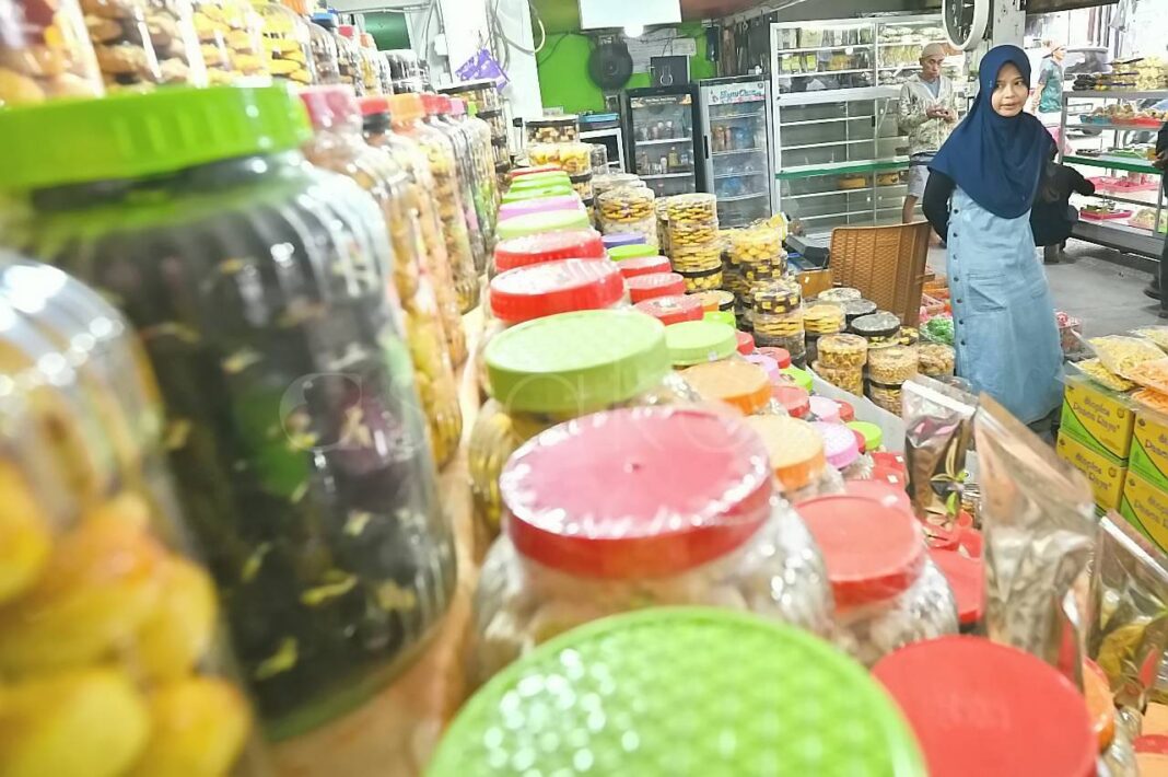 Pedagang kue Lebaran melayani pembeli di pasar Palu