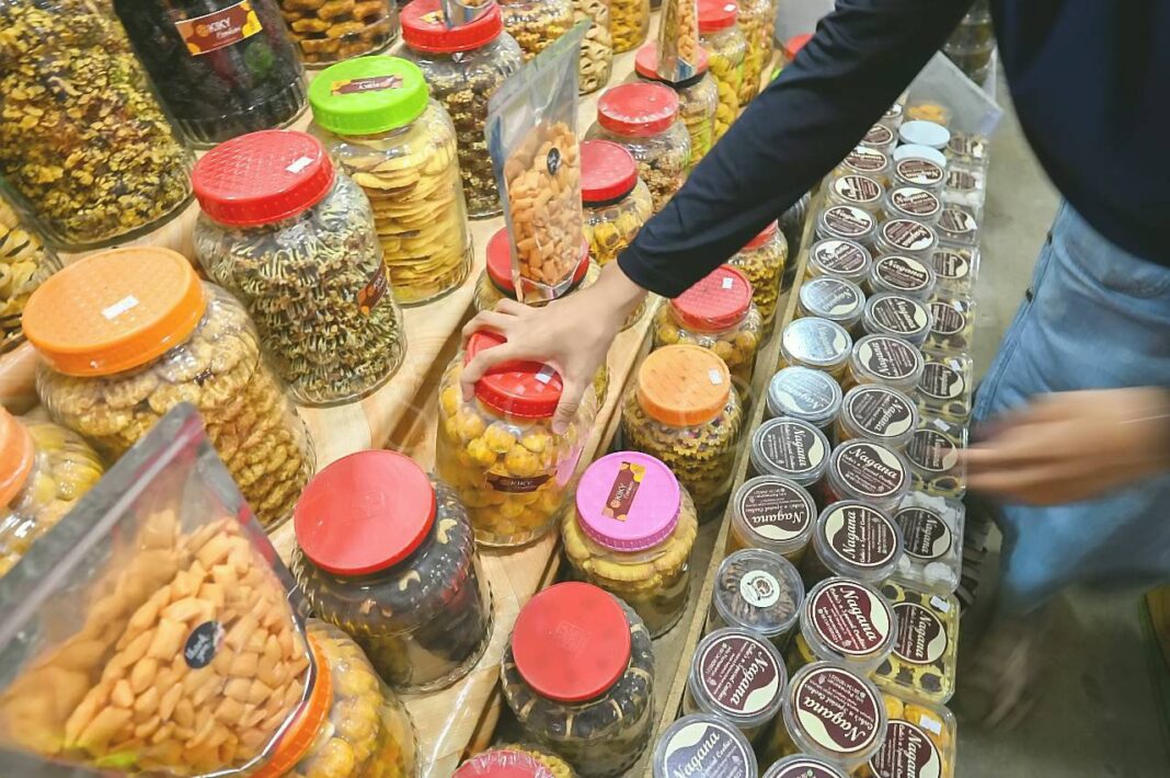 Pedagang kue Lebaran melayani pembeli di pasar Palu