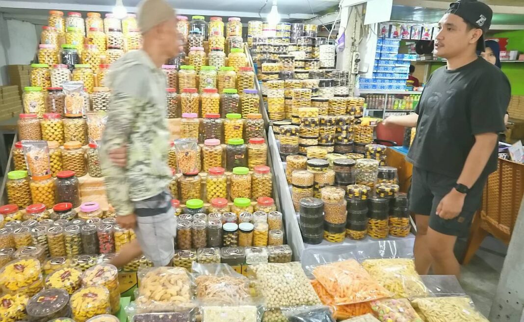 Pedagang kue Lebaran melayani pembeli di pasar Palu
