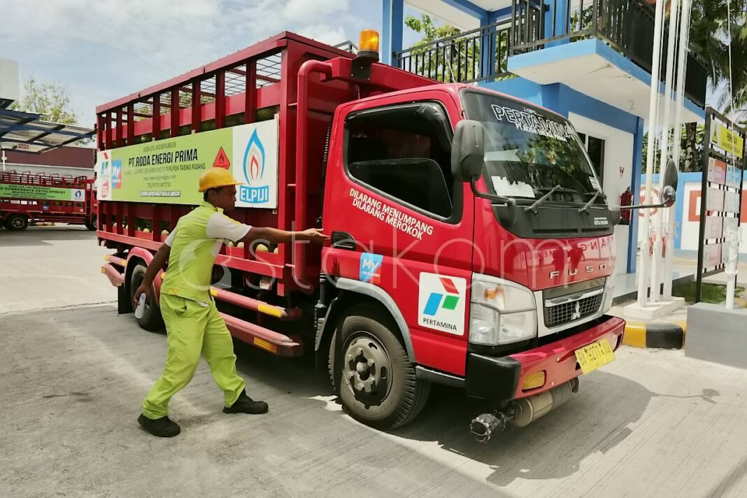 Pekerja mengisi tabung gas elpiji 3 kilogram di SPBE Padang Sumatera Barat