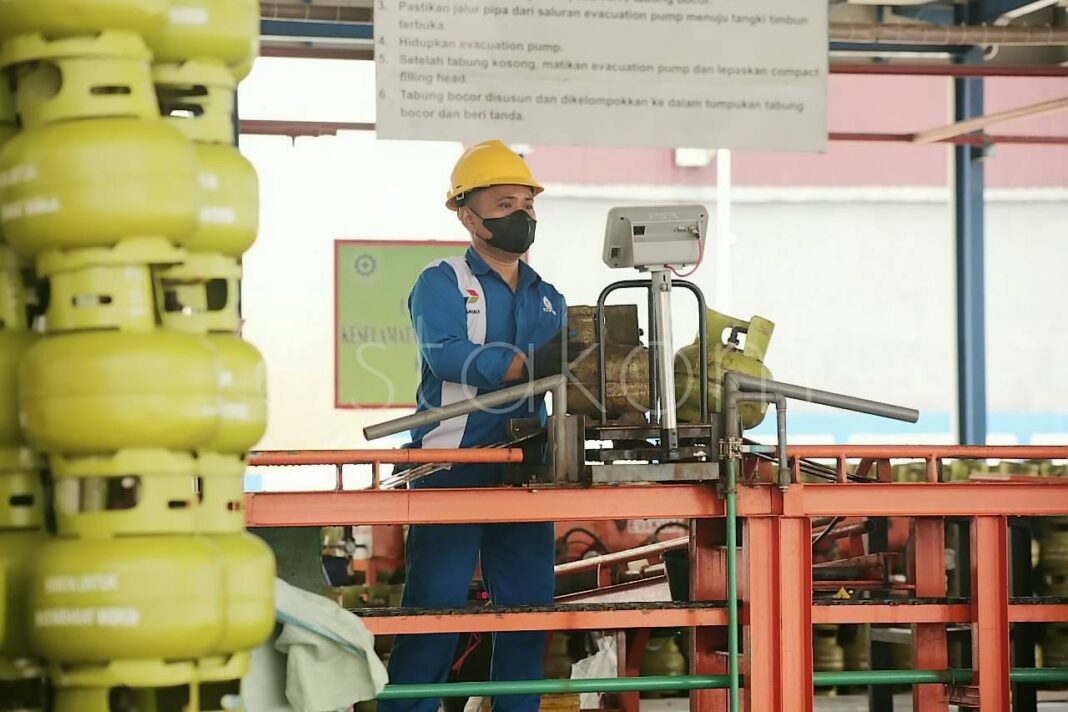 Pekerja mengisi tabung gas elpiji 3 kilogram di SPBE Padang Sumatera Barat