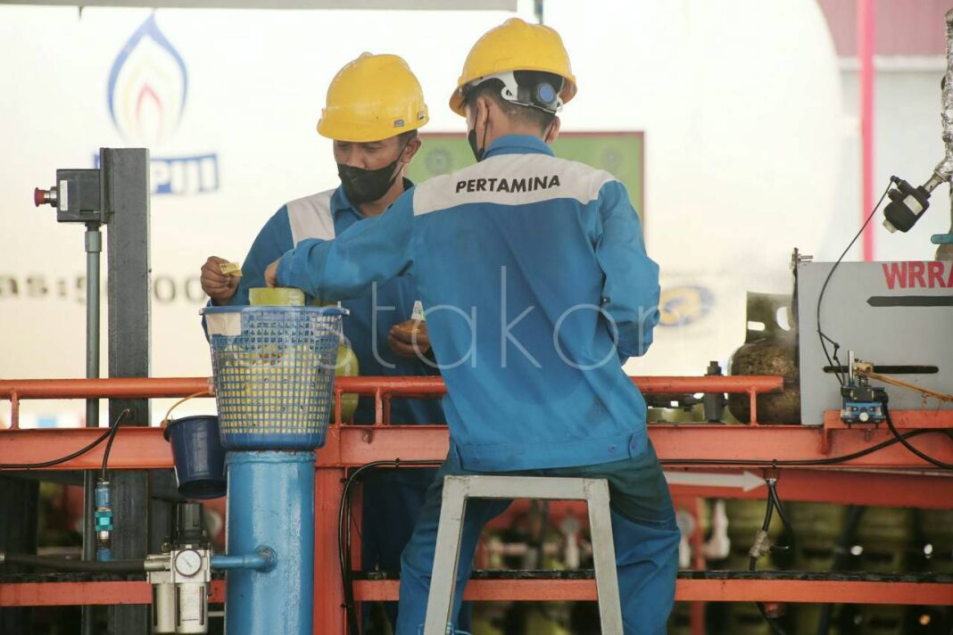 Pekerja mengisi tabung gas elpiji 3 kilogram di SPBE Padang Sumatera Barat