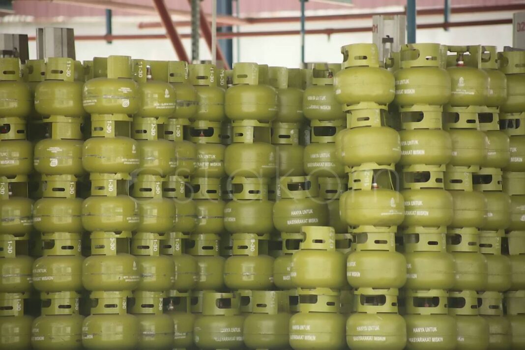 Pekerja mengisi tabung gas elpiji 3 kilogram di SPBE Padang Sumatera Barat
