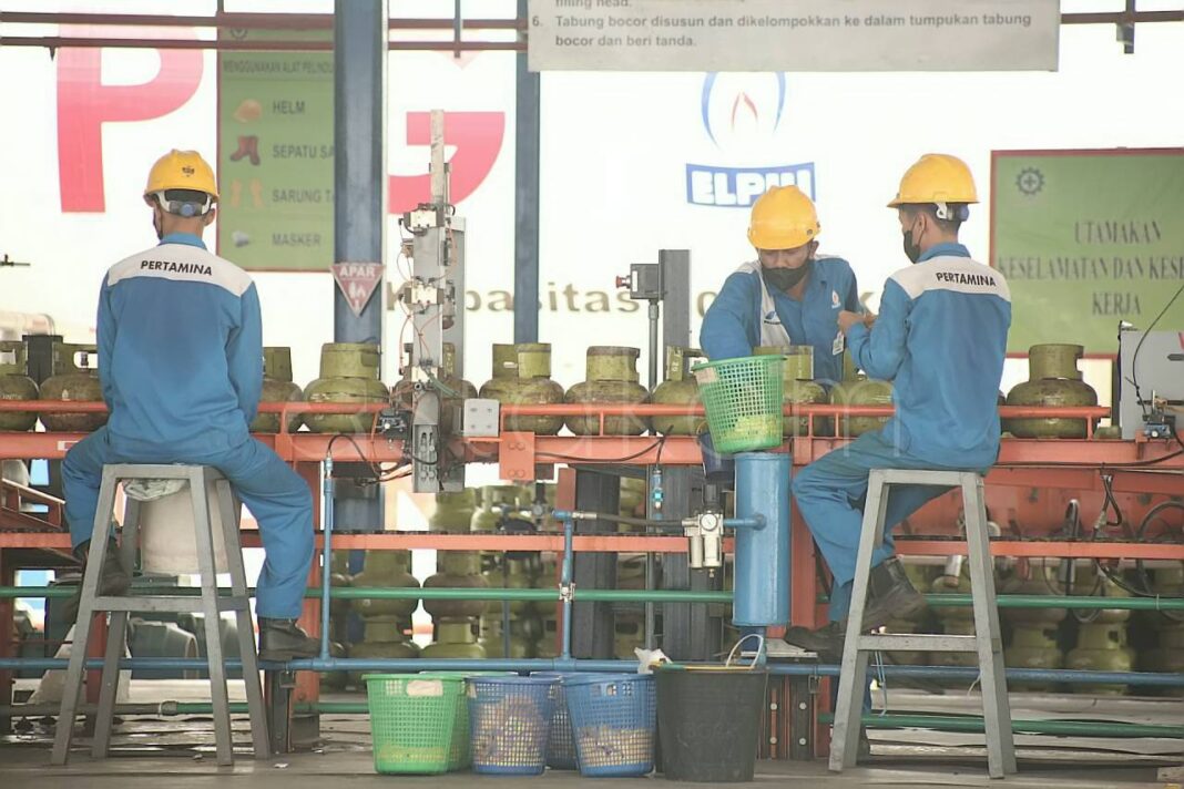 Pekerja mengisi tabung gas elpiji 3 kilogram di SPBE Padang Sumatera Barat